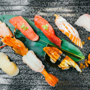 Krab, łosoś, węgorz: co warto wiedzieć o owocach morza w sushi